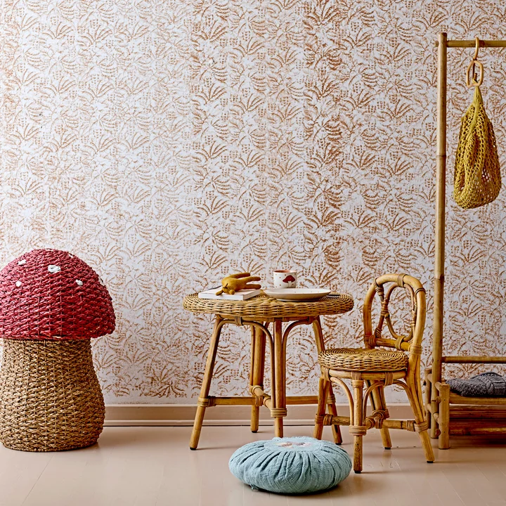 Der Hortense Rattan Stuhl von Bloomingville nebem dem Corintha Seegras Korb im Kinderzimmer