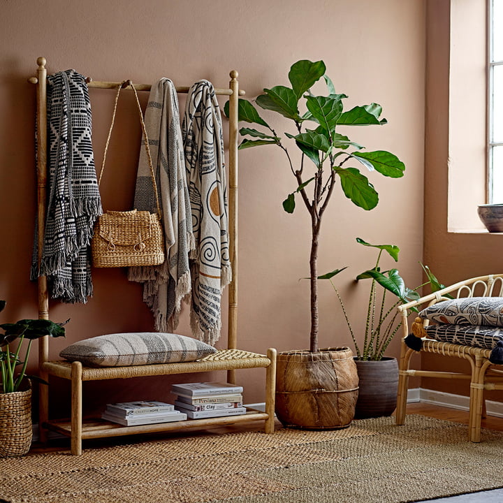 Frederika Decke und Abel Garderobe von Bloomingville, im Natur-Look im Schlafzimmer drapiert.