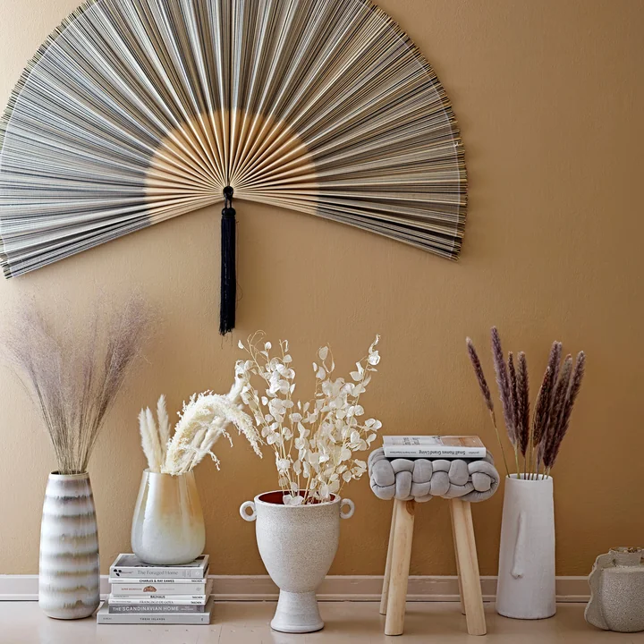 Nathan Stool von Bloomingville, mit dem Jaime Wanddekor Fächer dekoriert