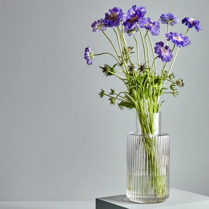 Die Ripple Vase von Collection mit blauen Blüten