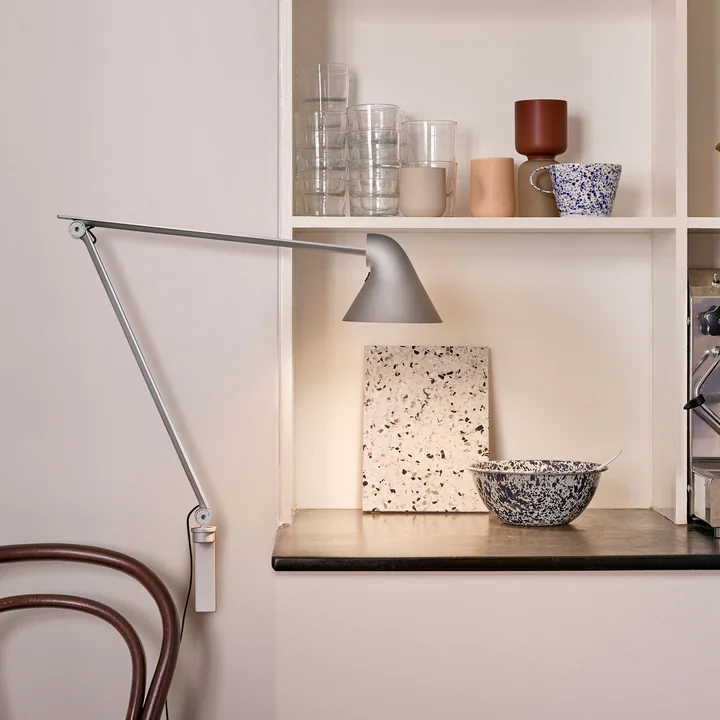 Die NJP Wandleuchte, alu grey von Louis Poulsen als Akzentbeleuchtung in der Küche