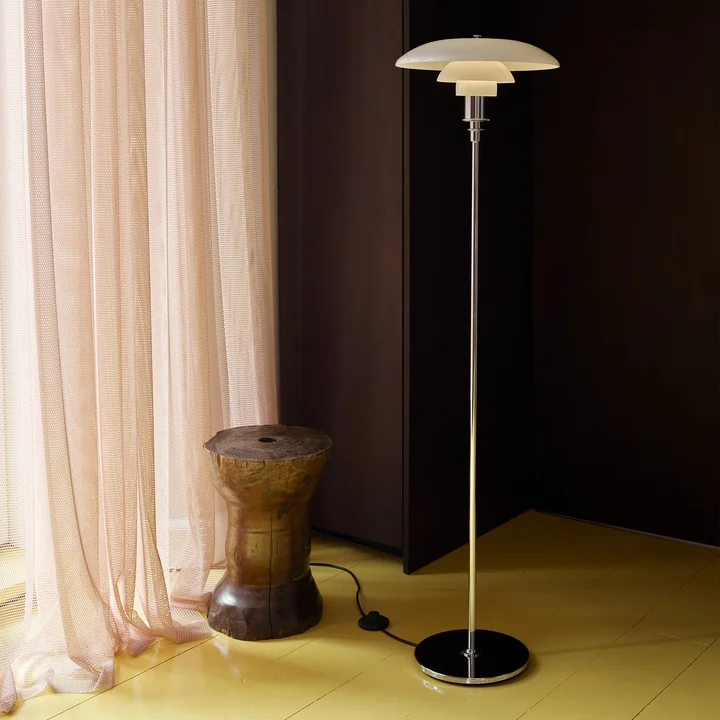 Die PH Stehleuchte, hochglanzverchromt von Louis Poulsen im abgedunkelten Schlafzimmer