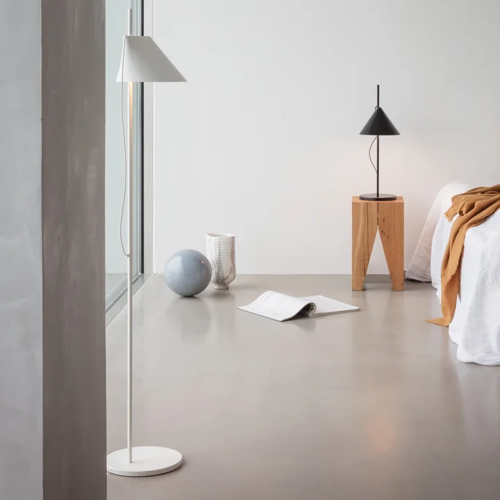 Die Yuh Leuchten von Louis Poulsen sind unaufdringliche Kunstobjekte im Schlafzimmer