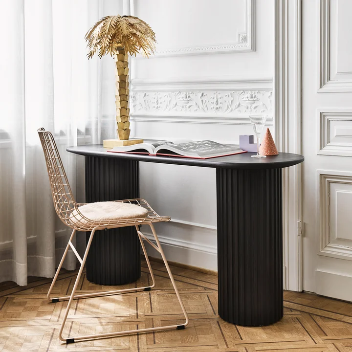 Der Wire Chair, weiß und die Palm Tischleuchte von HKliving in Kombination als Büro-Möbel