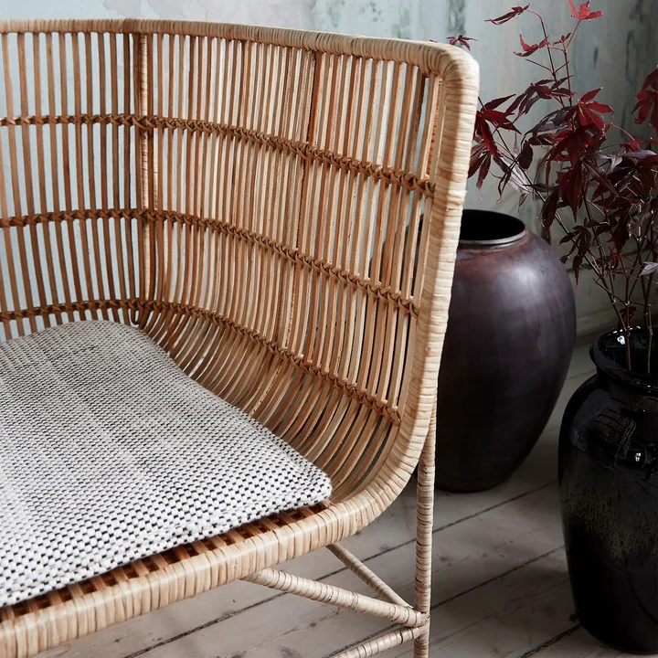Der Cuun Rattan Lounge Chair, natur von House Doctor mit einem Sitzkissen