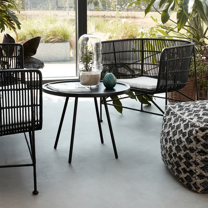 Der Cuun Rattan Lounge Chair, schwarz von House Doctor im Wintergarten