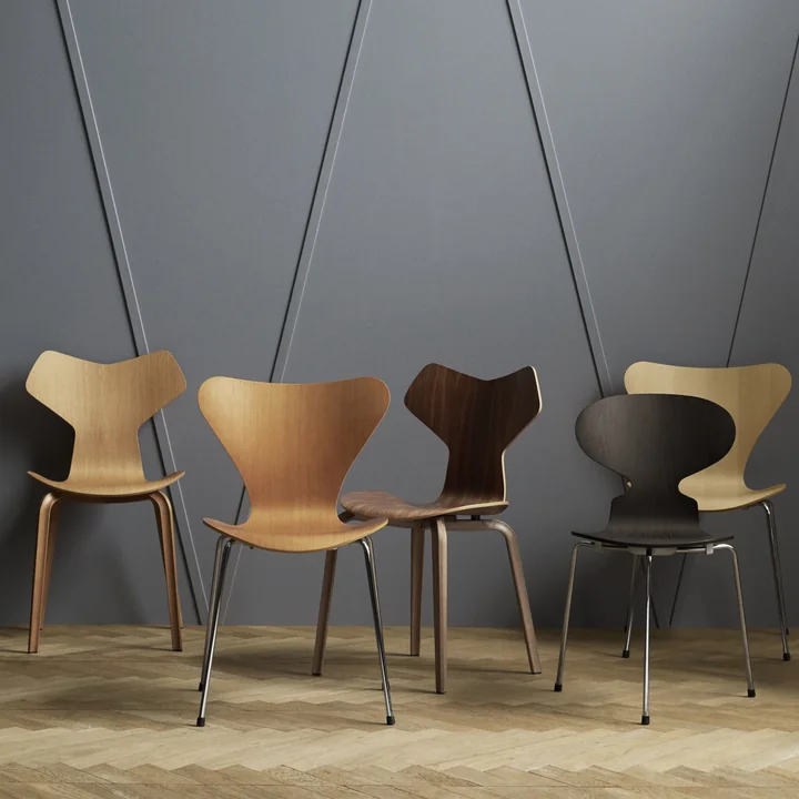 Stuhlklassiker von Fritz Hansen in natürlichen Holzfarben