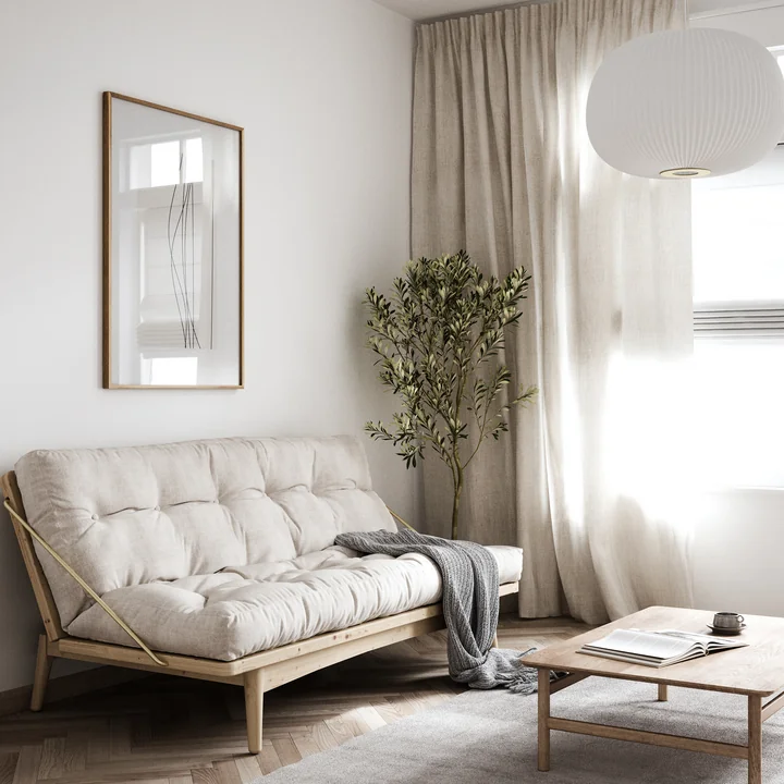 Das Folk Schlafsofa von Karup Design im Wohnzimmer mit natürlichen Farben