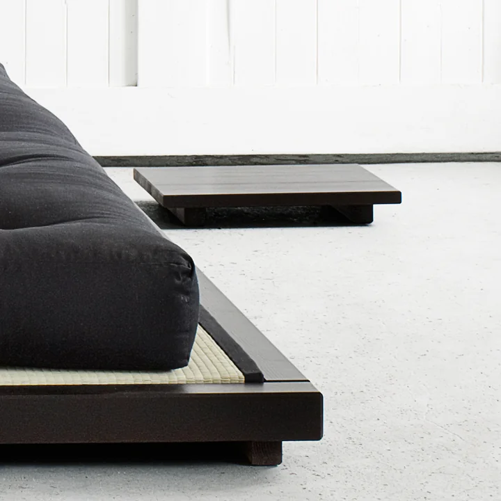 Der Dock Nachttisch neben dem Dock Bettgestell von Karup