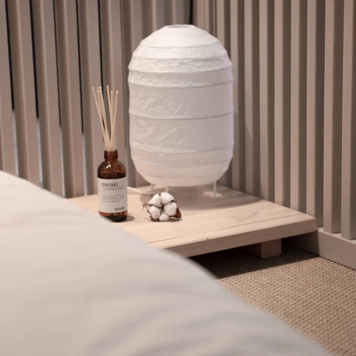 Der Dock Nachttisch von Karup als Ablage für Leuchten und Accessoires 