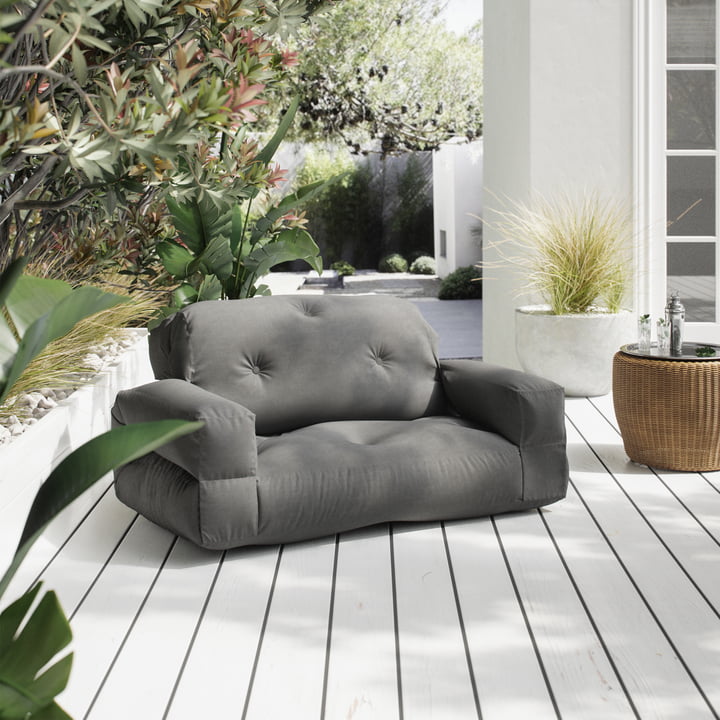 Das Hippo OUT Sofa von Karup Design auf der Holzterrasse