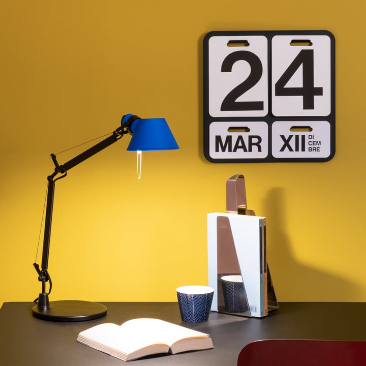 Tolomeo Micro Bicolor Tischleuchte von Artemide auf dem Schreibtisch