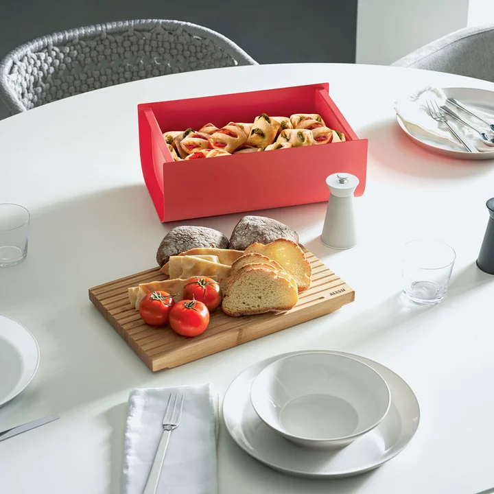 Der Mattina Brotkasten mit Schneidebrett von Alessi als Keksdose auf dem Esstisch