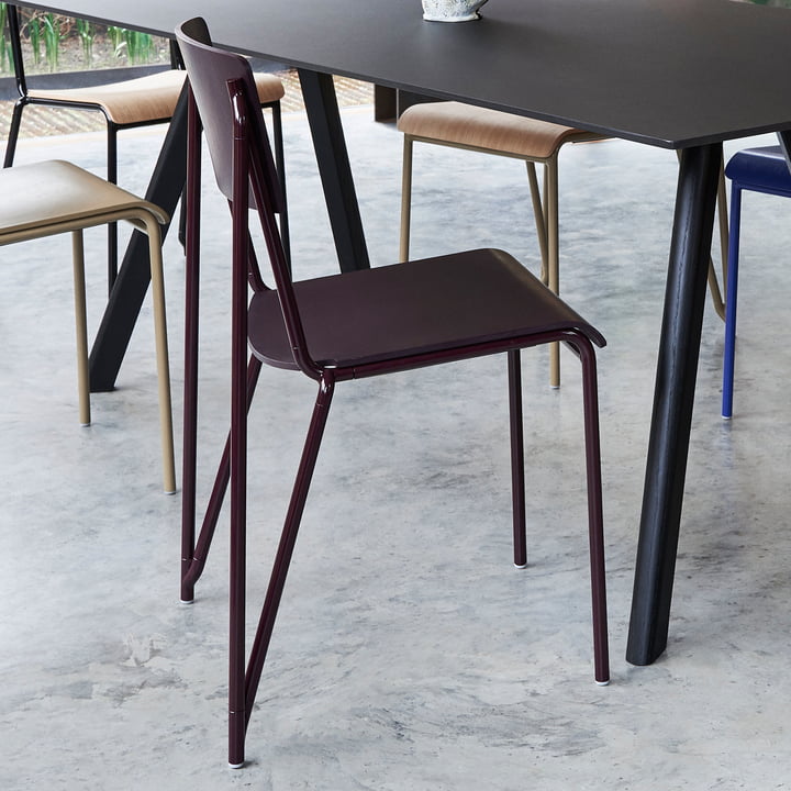 Der Petit Standard Stuhl, dark bordeaux / dark bordeaux von Hay an einem schwarzen Tisch