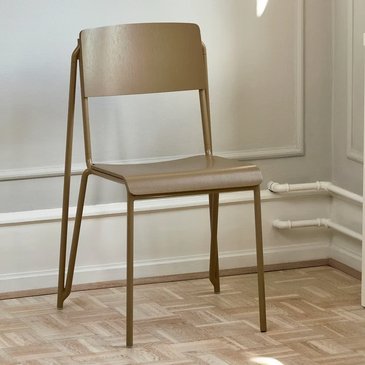 Der Petit Standard Stuhl, clay / clay von HAY in einem Zimmer mit viel Holz-Elementen