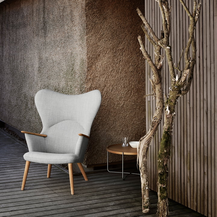 Der CH78 Mama Bear Lounge Chair von Carl Hansen im Freien auf einer Holz-Terrasse