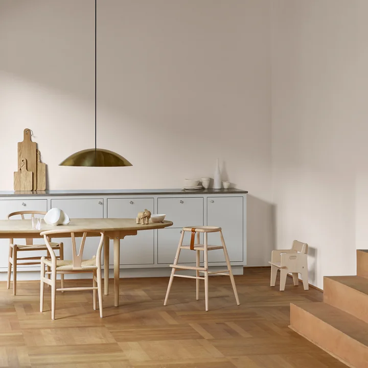 Der ND54 Hochstuhl von Carl Hansen im hellen Esszimmer