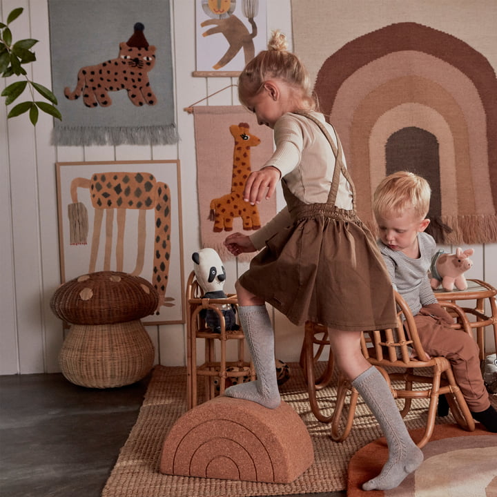 Der Leopard Wandteppich, der Mushroom Aufbewahrungskorb und der Rainbow Balance Hocker von OYOY im Kinderzimmer