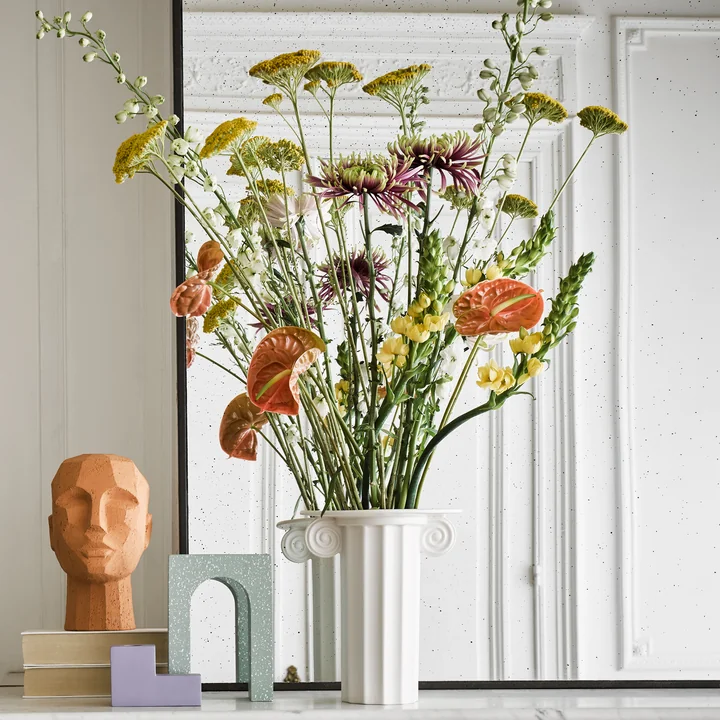 Der Bodenspiegel, 175 x 100 cm, schwarz von HKliving auf dem Boden neben anderen dekorativen Gegenständen des Herstellers