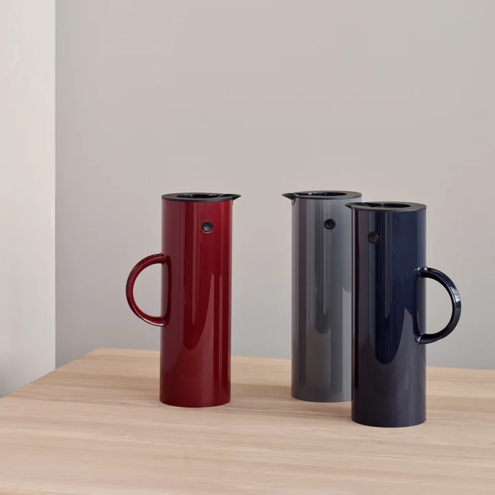 Die Isolierkanne Classics EM 77 von Stelton in ihren verschiedenen Farben