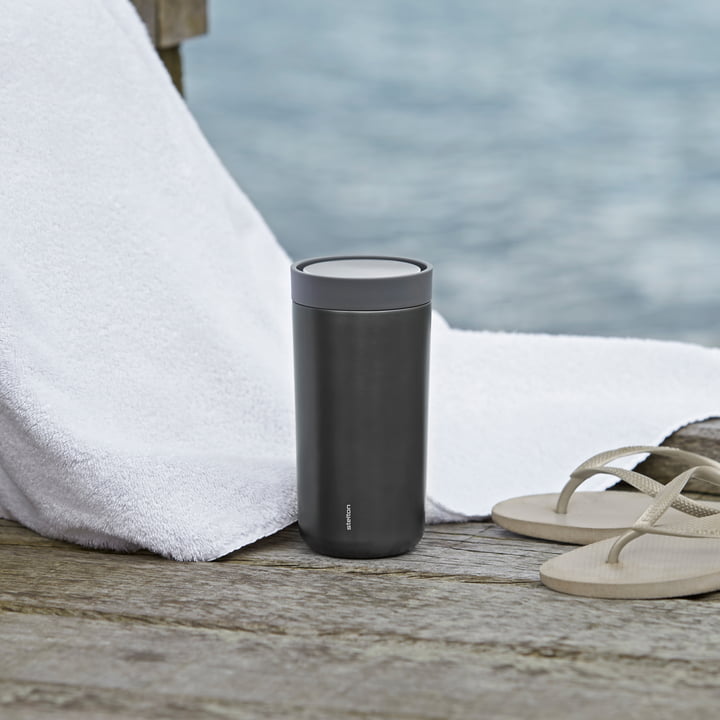 Der To Go Click Becher von Stelton am Wasser