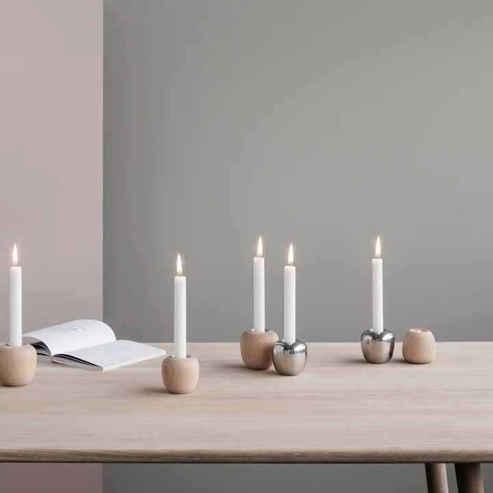 Die Ora Kerzenständer von Stelton in einer stimmungsvollen Gesamtkomposition