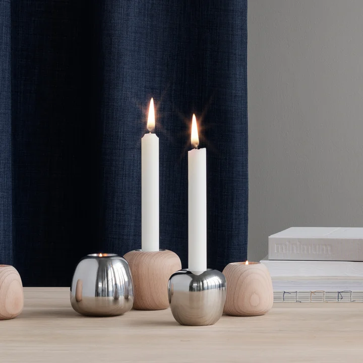 Die Ora Kerzenständer von Stelton mit Tafelkerzen in ihren verschiedenen Ausführungen