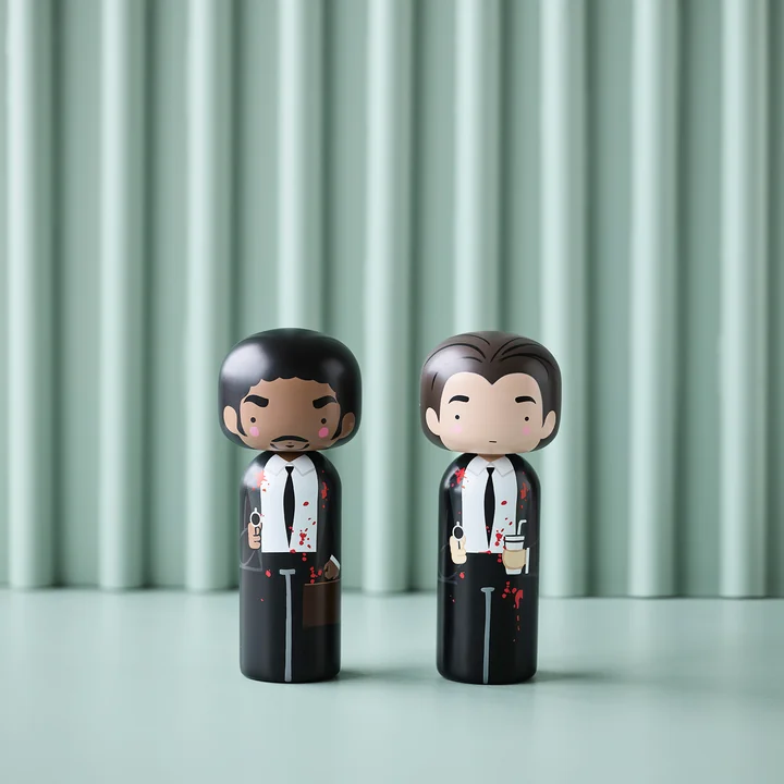 Jules Winnfield und Vincent Vega als Sketch Inc. Holzfiguren von Lucie Kaas