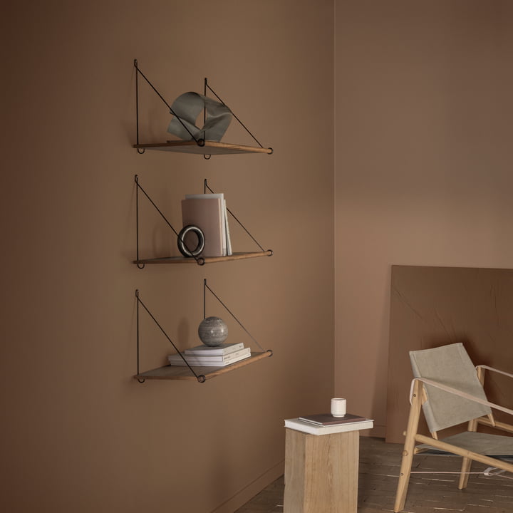 Das Loop Shelf von We Do Wood im Wohnzimmer an der Wand als Ablage für Bücher und dekorative Elemente