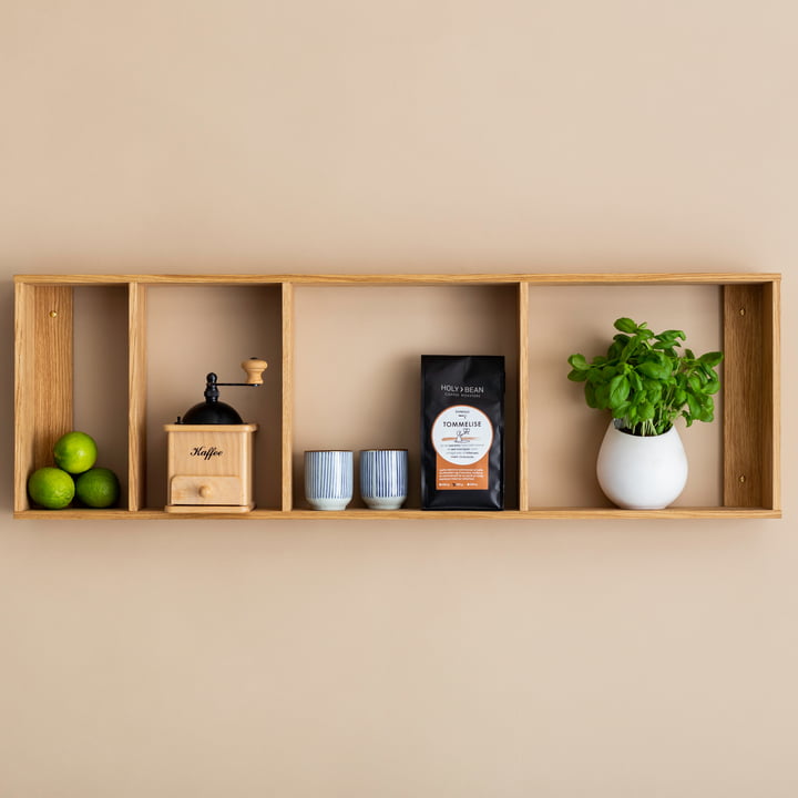 Das Foursquare Wandregal von We Do Wood horizontal an der Wand angebracht als Ablage für Pflanzen, Tassen und mehr