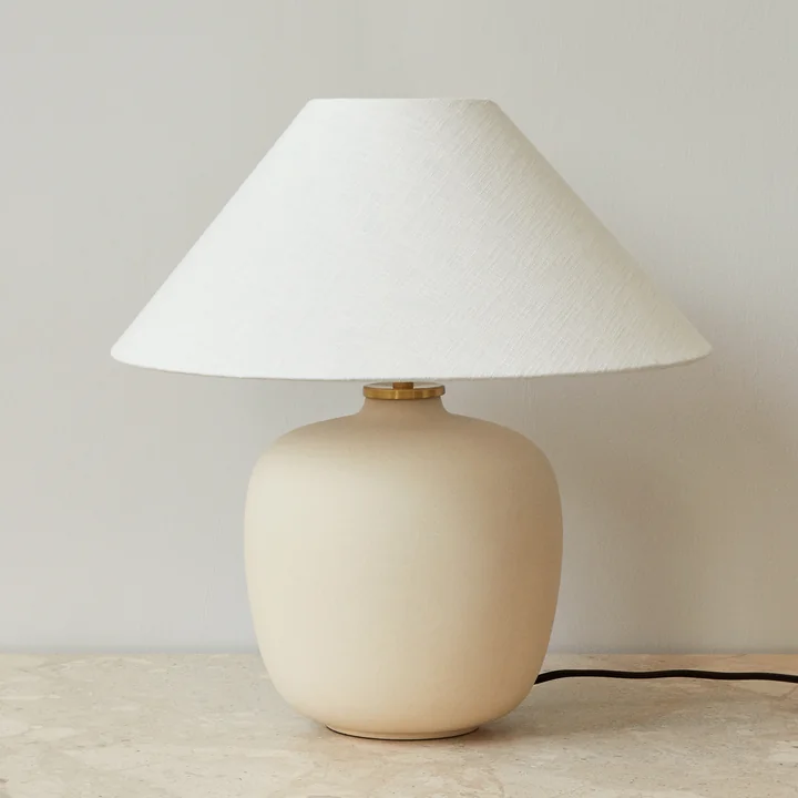 Die Torso Tischleuchte, sand / off white von Audo überzeugt mit einem Material-Kontrast