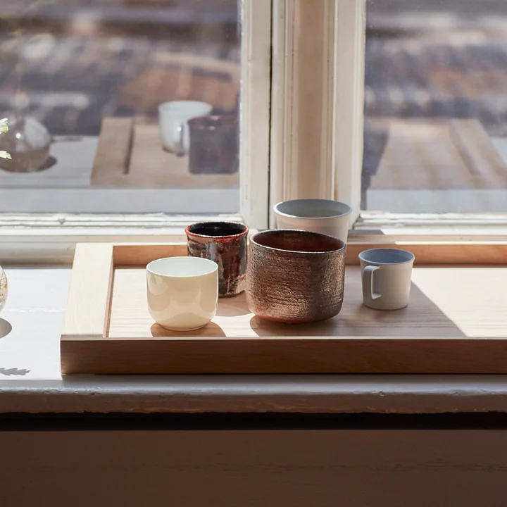 Das No. 10 Tray von Skagerak als Ablage für Tassen und Becher