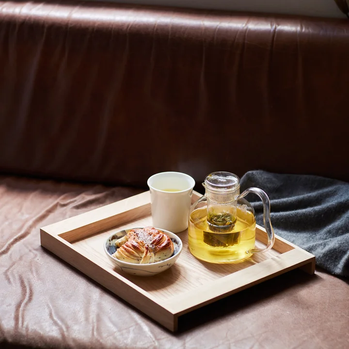 Das No. 10 Tray von Skagerak als Frühstückstablett mit Tee und Brötchen