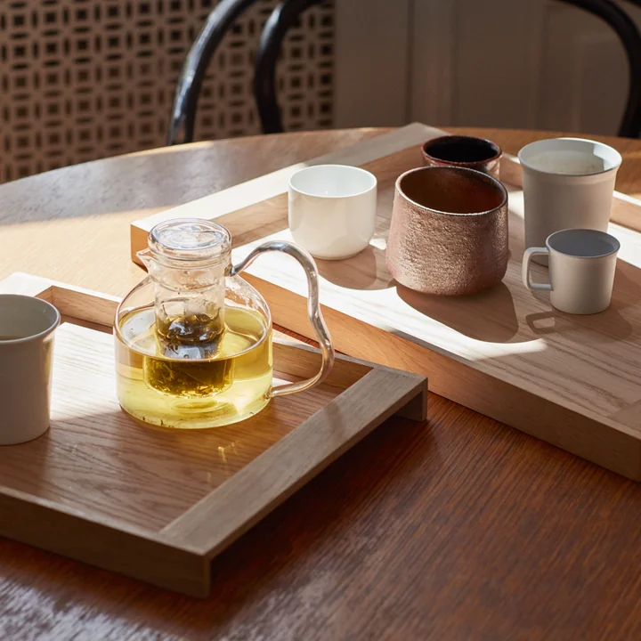 Das No. 10 Tray von Skagerak als Tablett für Teetassen und Tekanne