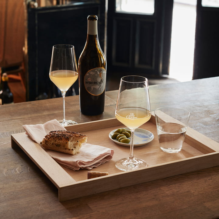 Das No. 10 Tray von Skagerak als Tablett für Wein, Weingläser und Appetithäppchen