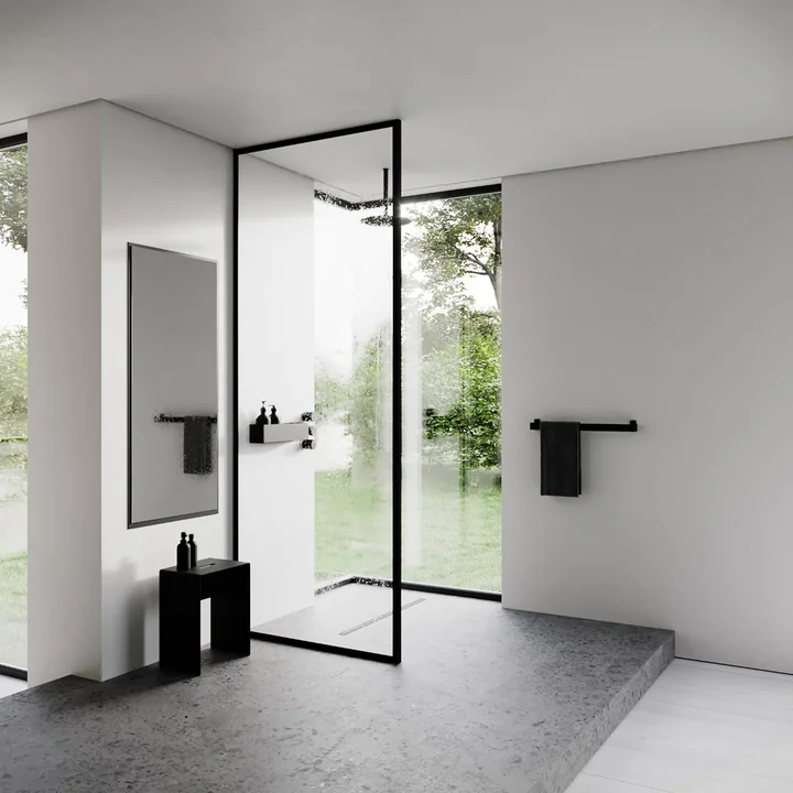 Der Hocker von Nichba Design im modernen, minimalistischen Bad als Ablage für Shampoo und Co.