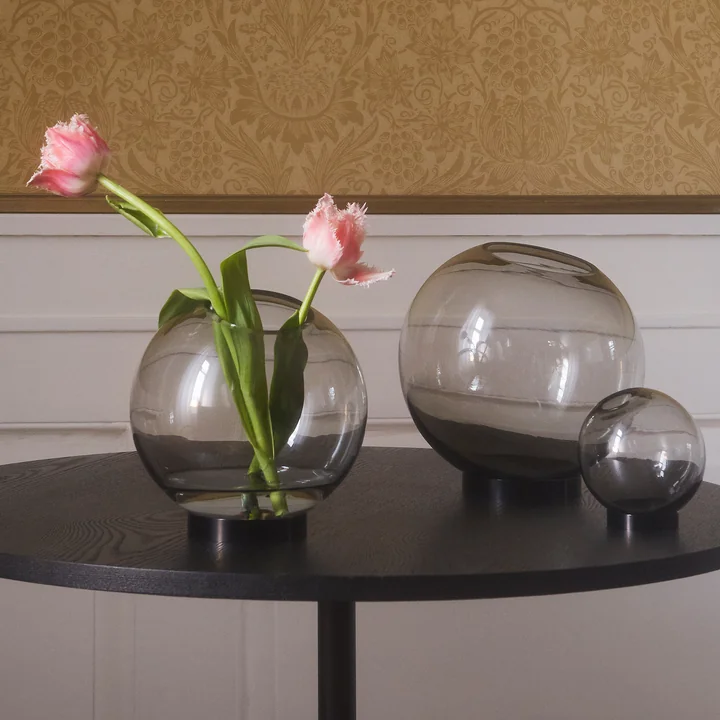 Die Globe Vase von AYTM in ihren verschiedenen Größen auf einem schwarzen Beistelltisch