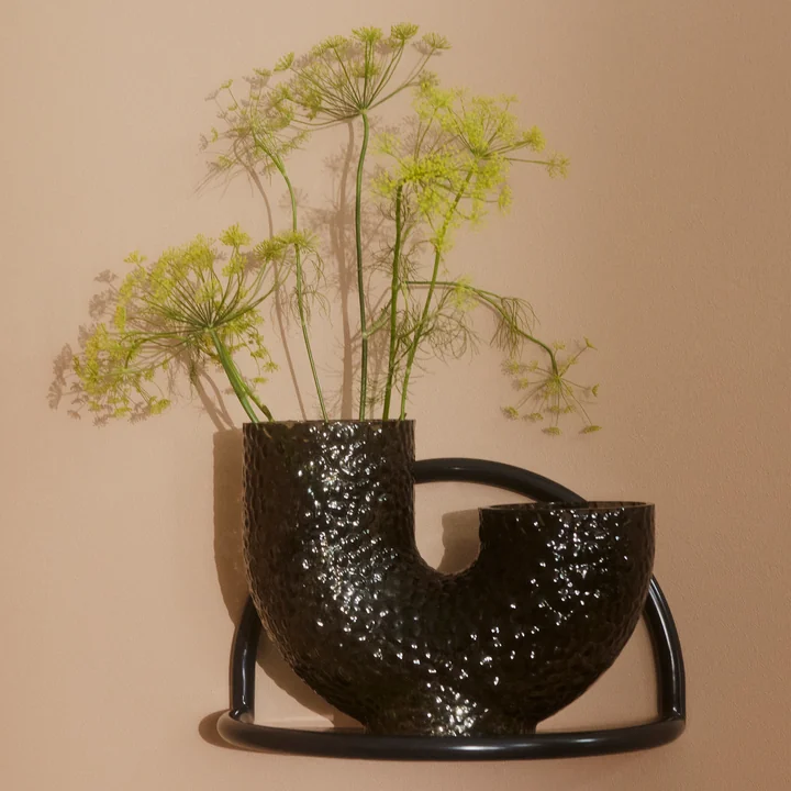 Die Arura Vase von AYTM auf einem kleinen Wandregal