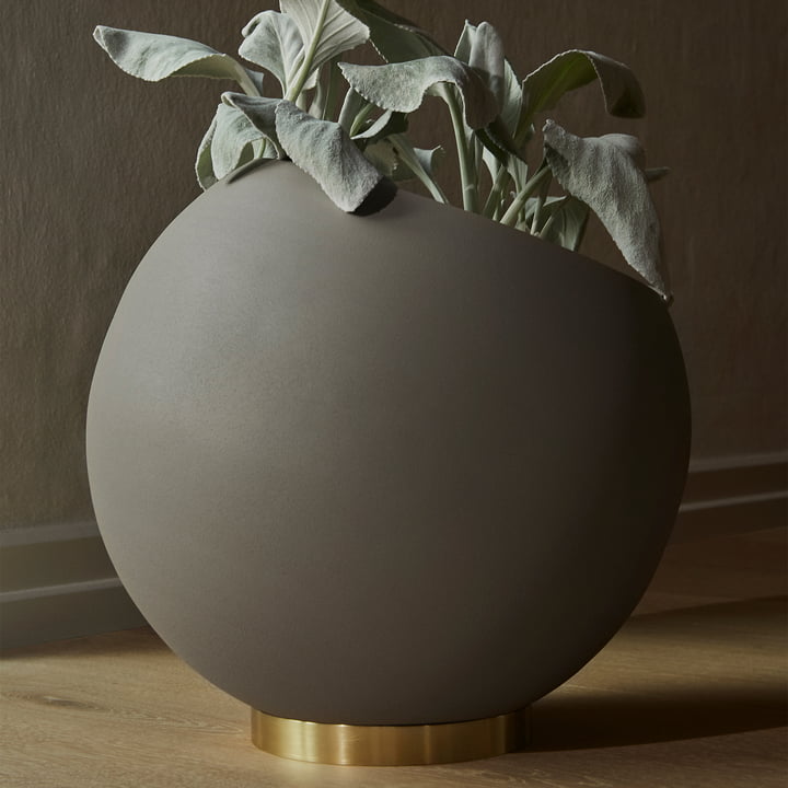 Der Globe Blumentopf von AYTM in taupe