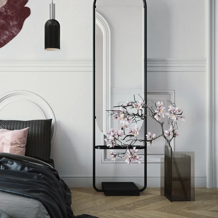 Die Flos Vase von AYTM im Schlafzimmer neben dem Bodenspiegel