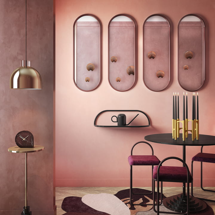 Mehrere Angui Wandspiegel von AYTM an einer rosa Wand über dem Esstisch