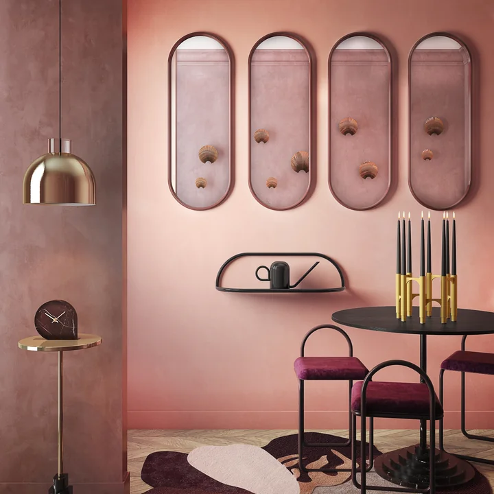 Mehrere Angui Wandspiegel von AYTM an einer rosa Wand über dem Esstisch