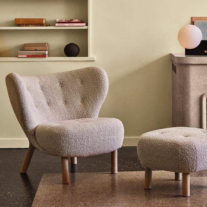 Der Little Petra Lounge Chair mit Pouf von &Tradition im Wohnbereich