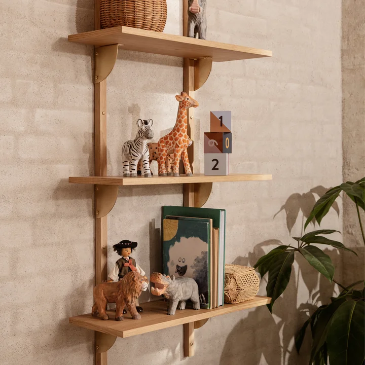 Die verschiedenen Animal Tierfiguren von Ferm Living neben weiterem Spielzeug auf einem Wandregal