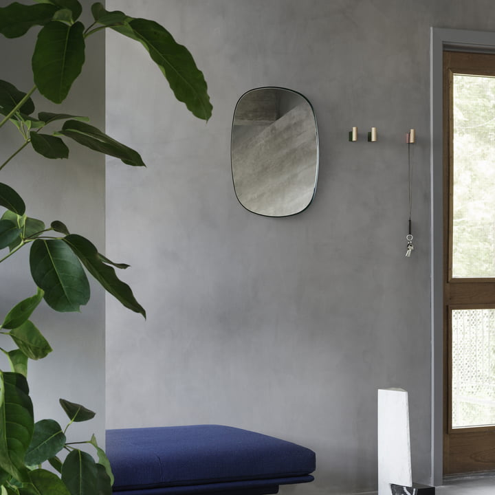 Der Framed Mirror Klein von Muuto im Flur über einer blauen Sitzbank und neben edlen Wandhaken