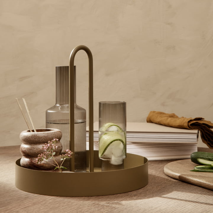 Das Grib Tablett von ferm Living mit Wassergläsern und dekorativen Objekten
