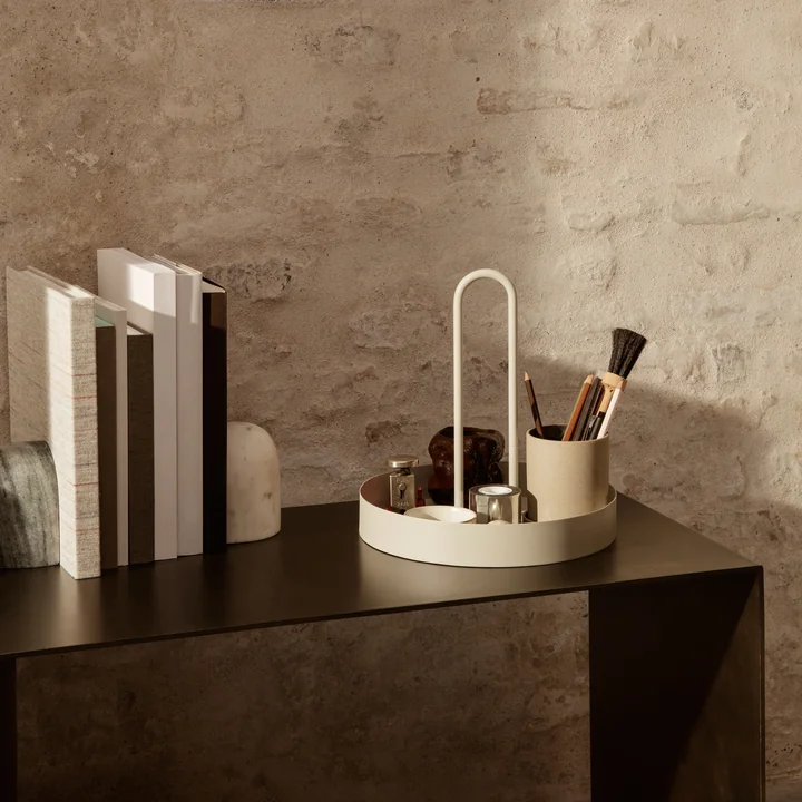 Das Grib Tablett von Ferm Living auf einem Metall-Beistelltisch mit Büchern und anderen dekorativen Objekten