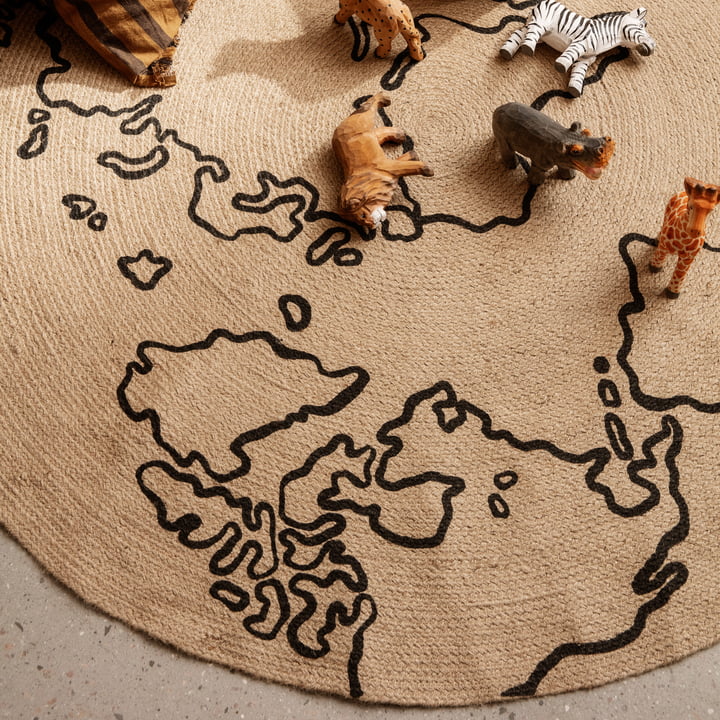 Der World Jute Teppich von Ferm Living mit Holz-Spielfiguren auf dem Boden