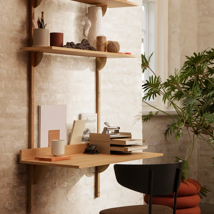 Der Sector Schreibtisch von Ferm Living in natürlicher Eiche als Arbeitstisch in Kombination mit Wandregalen und einem Stuhl
