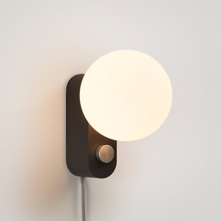 Die Alumina Tischleuchte an der Wand